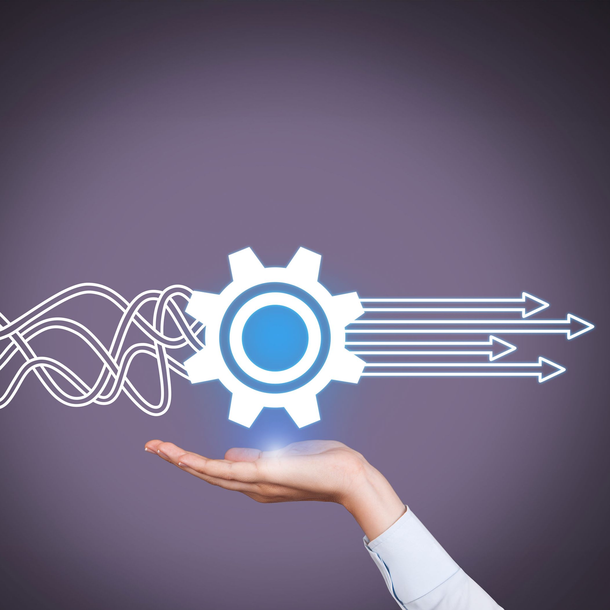 Symbolgrafik mit Zahnrad, Linienführung und einer Hand als Darstellung eines optimierten Prozesses.