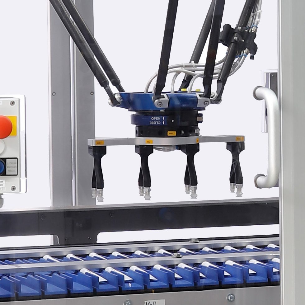 Delta-Roboter mit Mehrfachgreifer über einem Förderband zur schnellen Produktaufnahme. Feedcell von IWK.
