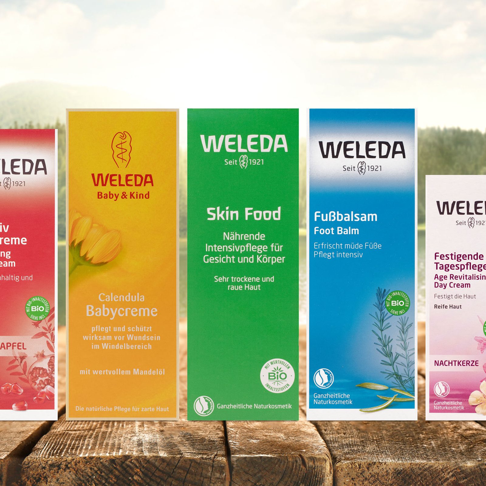 Weleda Produktverpackungen verschiedener Pflegeserien vor natürlichem Hintergrund.