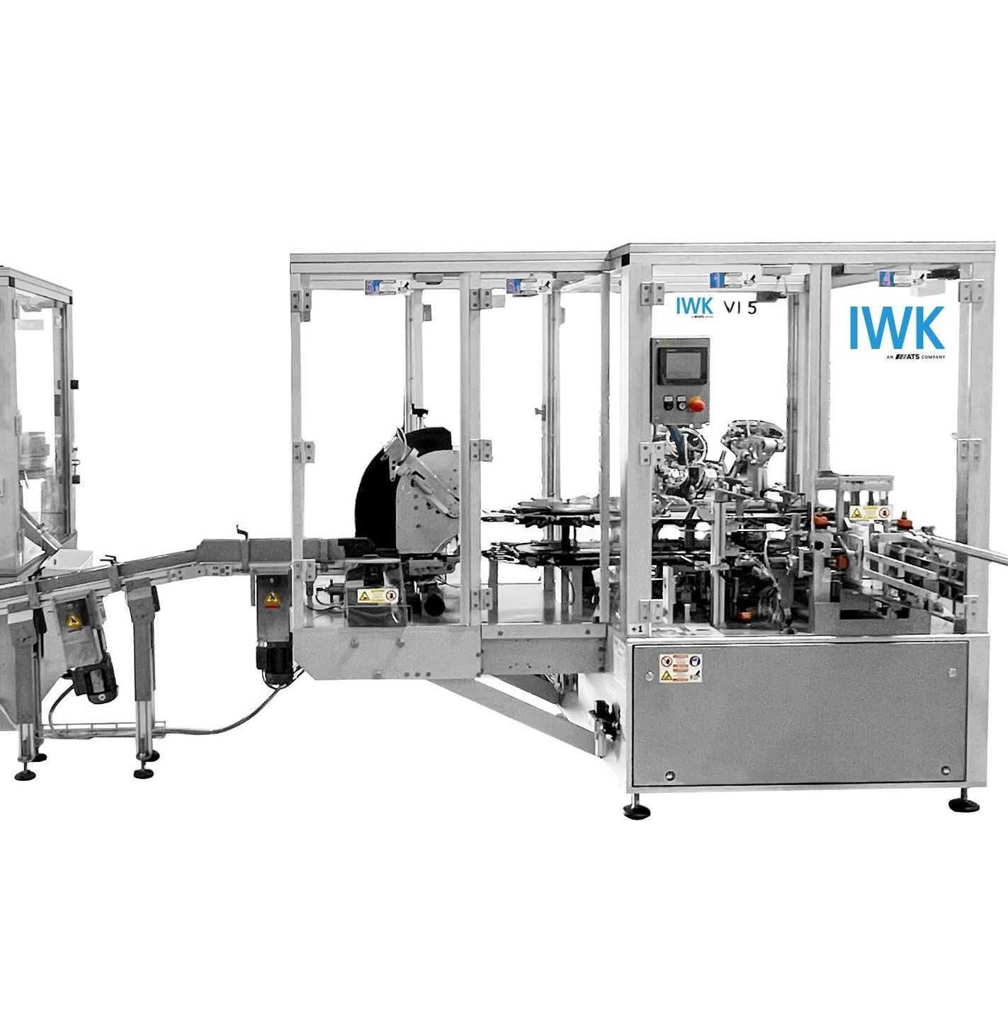 Kompakte IWK Linienlösung aus mehreren Maschinenmodulen mit Transportstrecke.