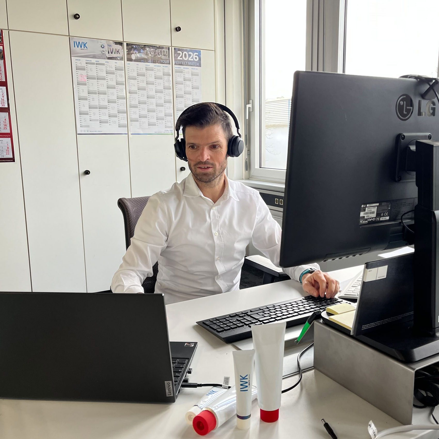 Workstation with multiple screens, headset and tube patterns for remote digital service.