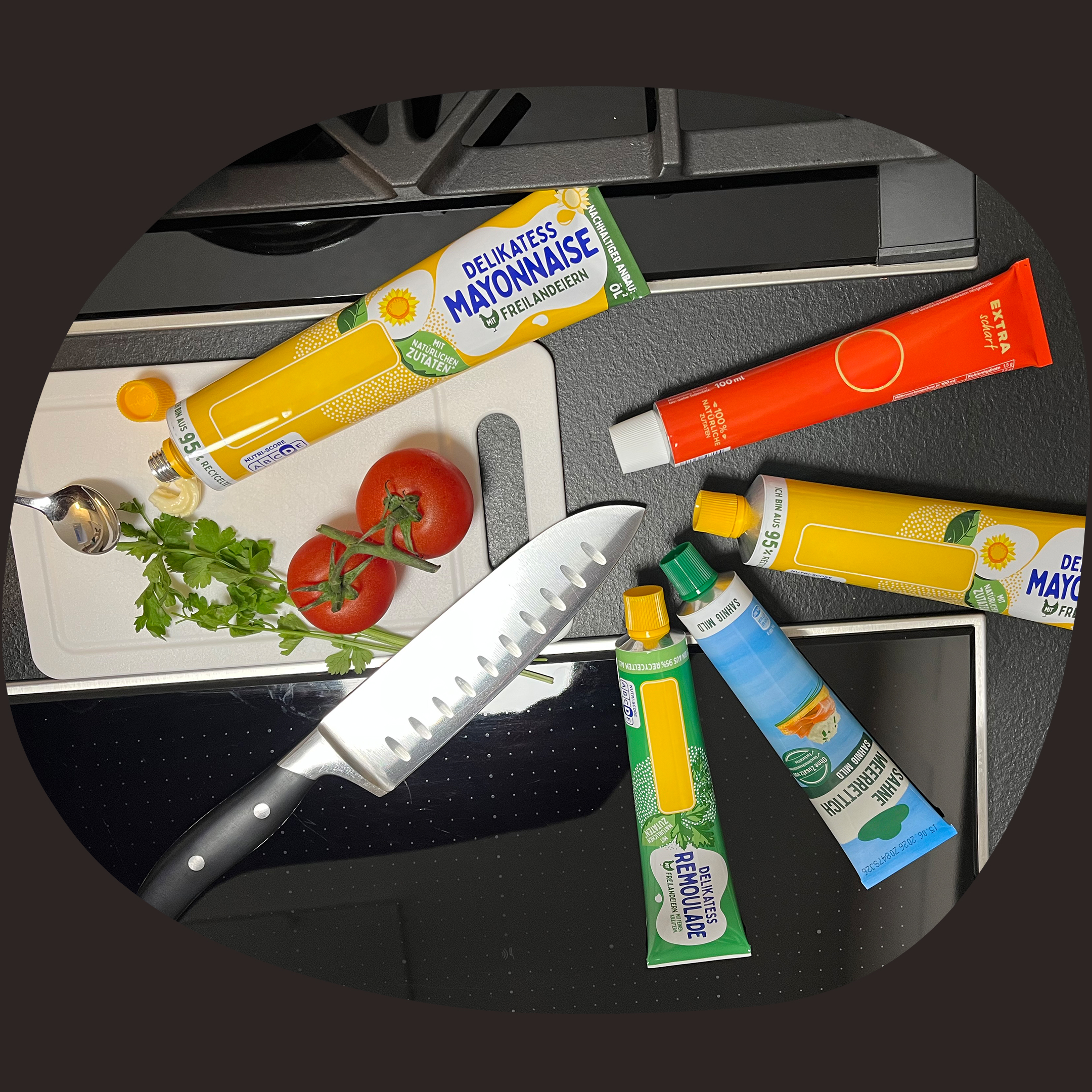 Lebensmittelprodukte in verschiedenen Tubenverpackungen auf einer Küchenfläche.