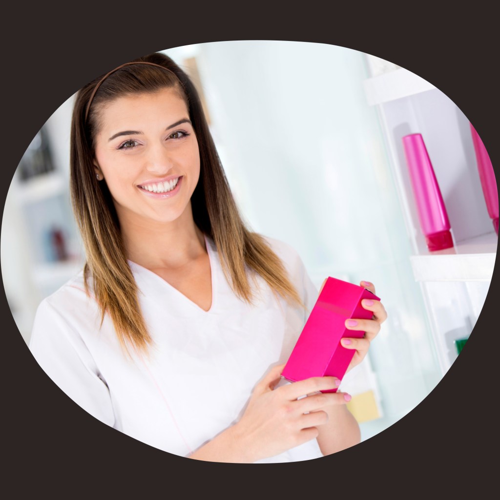 Person hält ein Kosmetikprodukt vor einem Regal mit weiteren Pflegeartikeln.