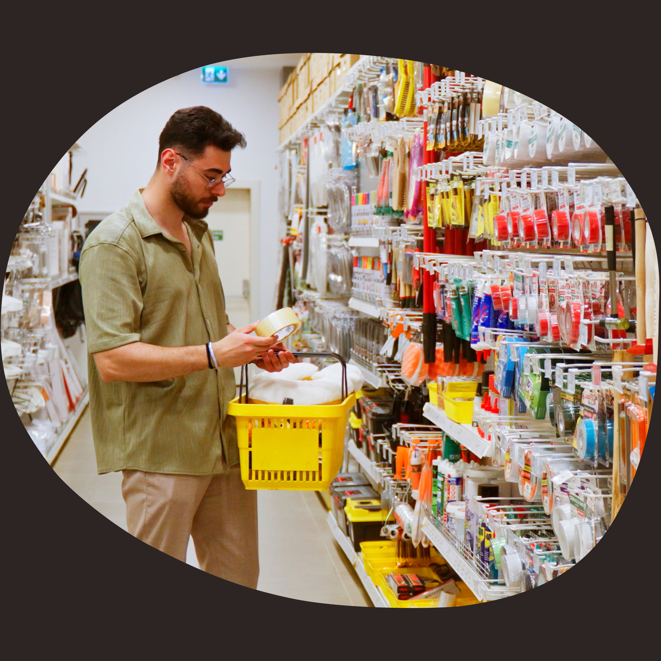 Person betrachtet Produkte in einem Non‑Food‑Einzelhandelsregal.