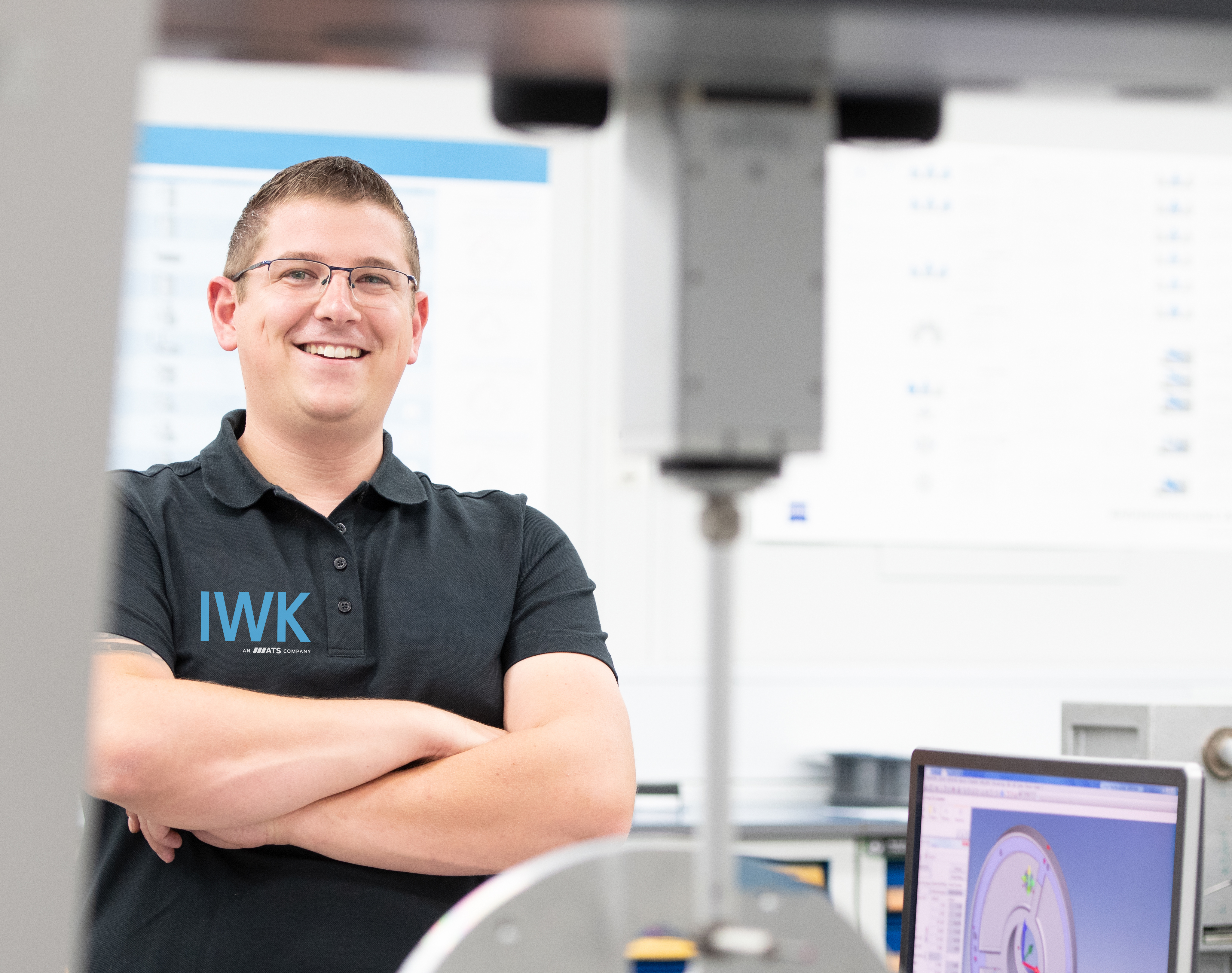 Technische Fachkraft arbeitet an Komponenten einer modernen Produktions- oder Verpackungsanlage.