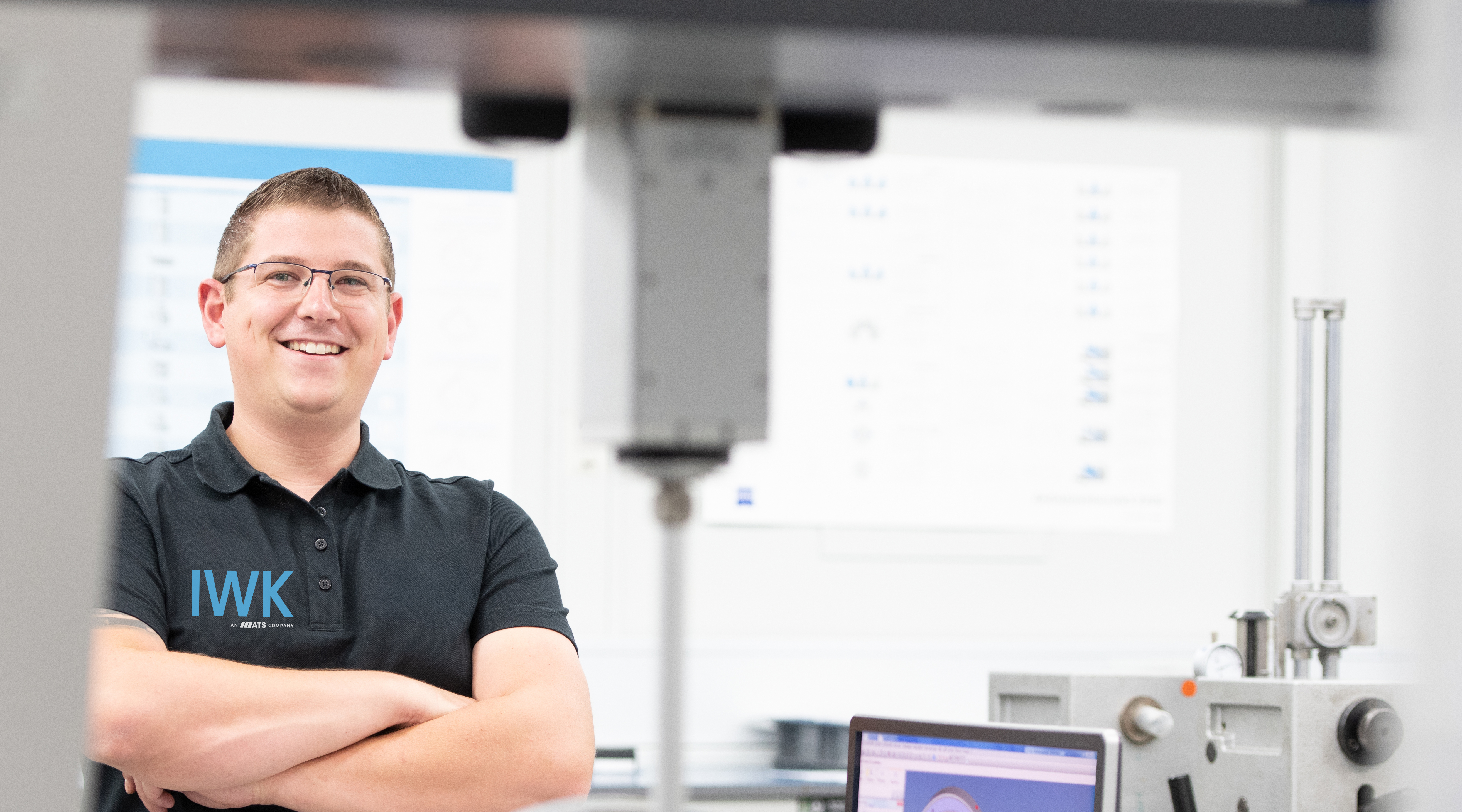 Technische Fachkraft arbeitet an Komponenten einer modernen Produktions- oder Verpackungsanlage.